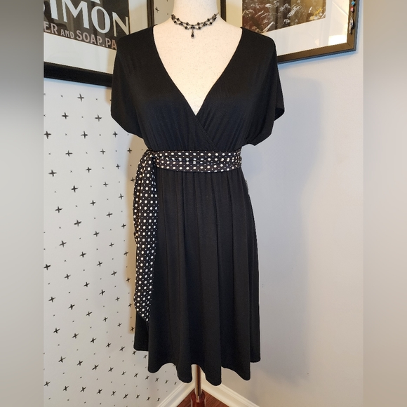 T-SHIRT Dress (L) Amazon Essentials Women's Surplice T-Shirt Dress - Picture 6 of 10